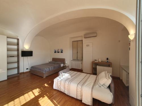 een slaapkamer met 2 bedden in een kamer bij Grisella Grace Home in Casale Monferrato