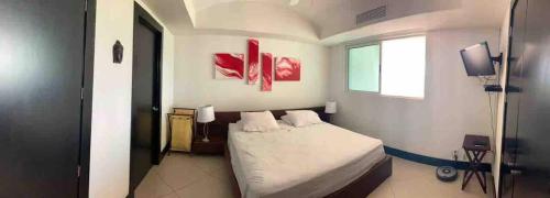 - une chambre avec un lit blanc et une fenêtre dans l'établissement Bay View Marina- Monthly rentals special at Tripintravel, à Ixtapa