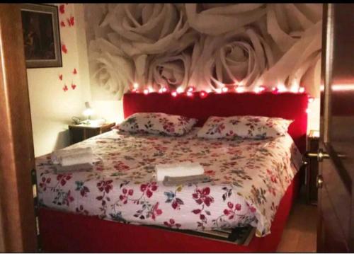 een slaapkamer met een rood bed met verlichting bij Casa Giordano in centro e sul mare pos posto auto in Santa Margherita Ligure