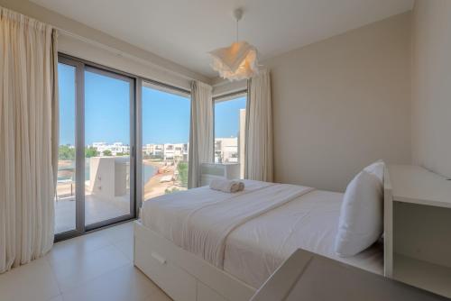 Postel nebo postele na pokoji v ubytování Elegant 4BR in Tawila, Gouna. Private Pool, Lagoon