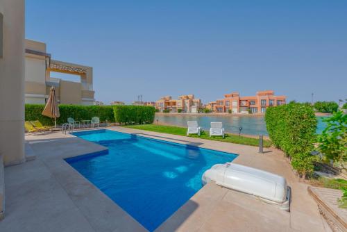 Bazén v ubytování Elegant 4BR in Tawila, Gouna. Private Pool, Lagoon nebo v jeho okolí