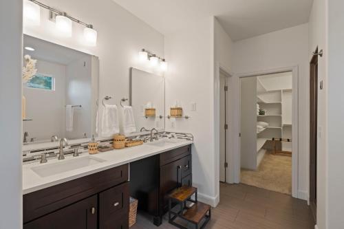 uma casa de banho com 2 lavatórios e um espelho grande em Cozy Private Hot Tub, Luxe Views! Shiloh&harmony em Eagle River