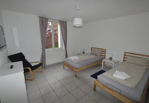 een woonkamer met 2 banken en een bank bij Casa Carmela in Solothurn