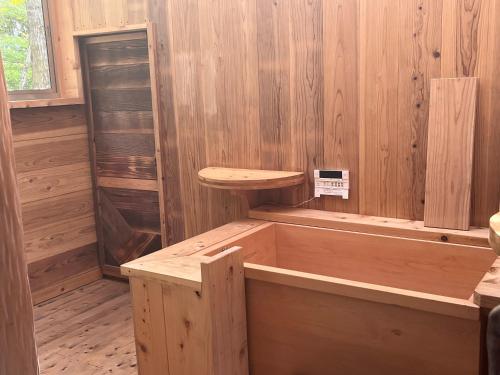 una sauna con paredes de madera y suelo de madera en 那須リゾートMomiji 貸切, en Nasu