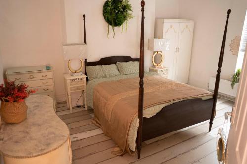 Sara’s Apartment في سيهام: غرفة نوم بسرير وليلتين مضلات وخزانة
