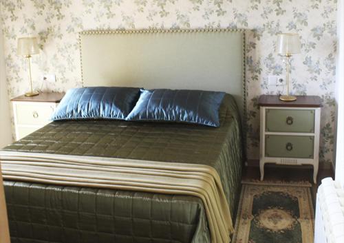 1 dormitorio con 1 cama grande y 2 mesitas de noche en Casa do Fasco, en Castro Laboreiro