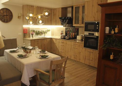 una cocina con mesa y mantel blanco. en Casa do Fasco, en Castro Laboreiro
