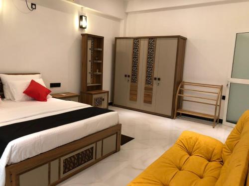 1 dormitorio con 1 cama, 1 sofá y 1 silla en Luvi’s Villa, en Galle