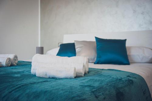 einen Stapel Handtücher auf dem Bett in der Unterkunft Silver Dream House in San Quirico dʼOrcia