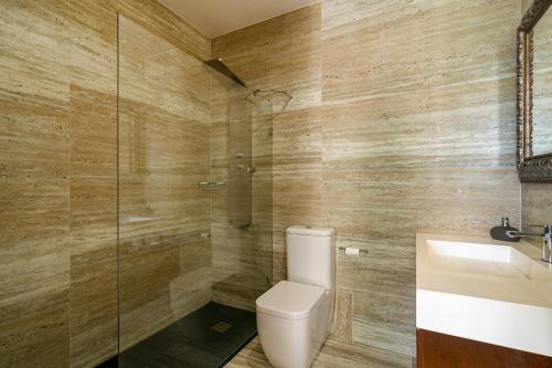 uma casa de banho com um WC, um lavatório e um chuveiro em Casa do Espigueiro em Chaves