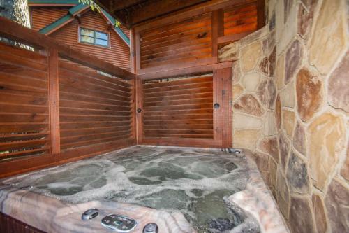 a hot tub in a room in a log cabin at Mountain Creek Lodge in Pigeon Forge