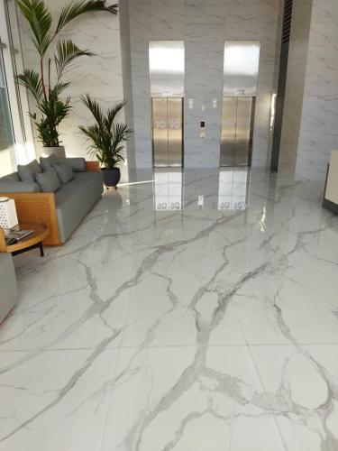 a lobby with marble flooring in a building at Distrito 90 in Barranquilla
