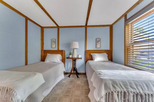 Een bed of bedden in een kamer bij Peaceful Lakefront Cabin Retreat with Hot Tub!