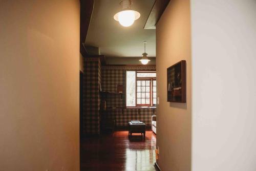 um corredor com uma sala de estar com uma janela em Casa Pinheiral em Bragança Paulista