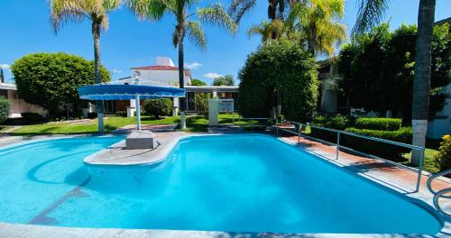 a swimming pool with a large blue swimming pool at Hotel La Cascada in Aguascalientes