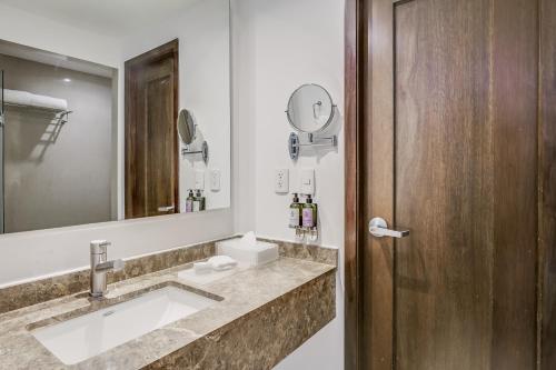 a bathroom with a sink and a mirror at Fiesta Inn Insurgentes Sur in Mexico City