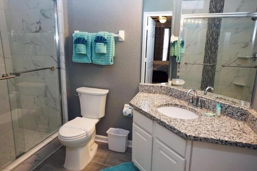 uma casa de banho com um WC, um lavatório e um chuveiro em WH205B 3 BR Windsor Hills Condo! em Orlando