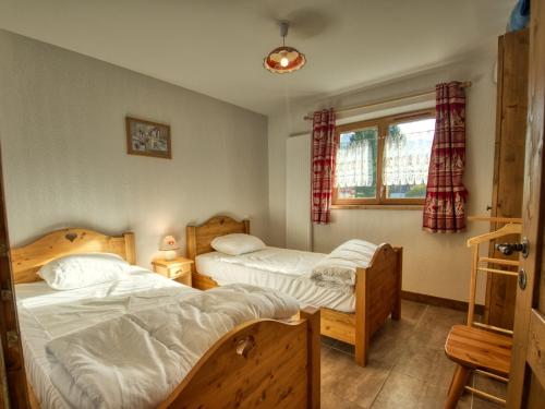 une chambre avec deux lits et une fenêtre dans l'établissement Bel appartement T3 avec terrasse, 2 chambres à Morillon - FR-1-642-25, à Morillon