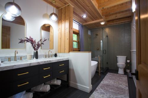 y baño con bañera, lavabo y aseo. en The Ridge: A Modern Cabin en Bostic