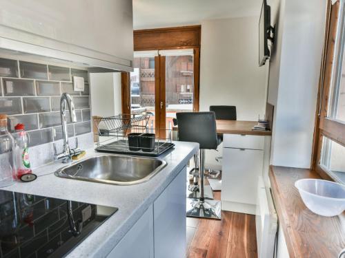 une cuisine avec un évier et un plan de travail dans l'établissement Studio Cabine Rénové Centre Village - 28m² - Balcon - 3 Pers - Parking - Les Gets - FR-1-685-9, aux Gets