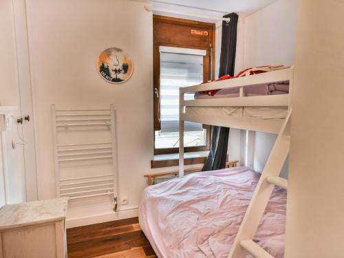 une chambre avec deux lits superposés et une fenêtre dans l'établissement Studio Cabine Rénové Centre Village - 28m² - Balcon - 3 Pers - Parking - Les Gets - FR-1-685-9, aux Gets