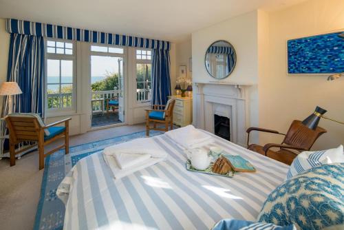 Un dormitorio con una cama con vista al mar. en Bay House, en Seaview