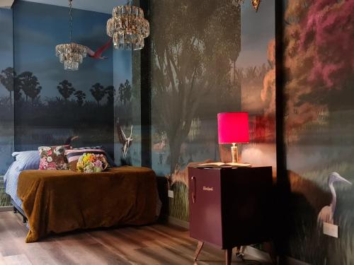 una camera con letto e tavolo con lampada di mi casa de buenos aires a Buenos Aires