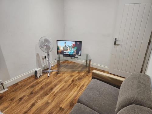 A television and/or entertainment centre at BEAUTIFUL ROOM In LOVELY FLAT