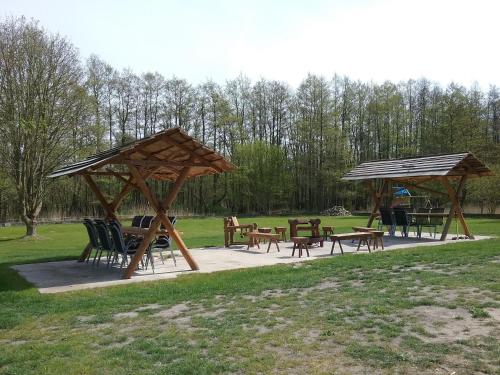 een groep picknicktafels en parasols in een park bij Ückeritz, Villa Wald-Eck - Erdgeschoss in Ueckeritz