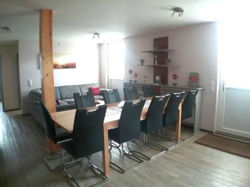 Un comedor con mesa y sillas en Ückeritz, Villa Wald-Eck - Dachgeschoss, en Ückeritz