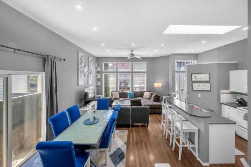 uma cozinha e sala de estar com mesa e cadeiras em 12 Spacious Home W Ac, Crib, Garage, By Airport em Calgary