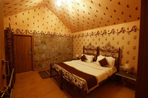 um quarto com uma cama num quarto em Teerth Camp Pushkar em Pushkar