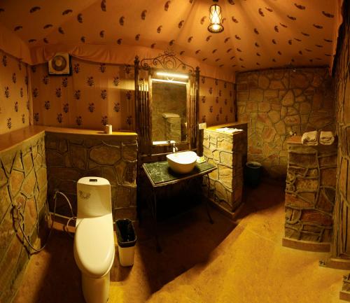 ein Bad mit WC und Waschbecken in der Unterkunft Teerth Camp Pushkar in Pushkar