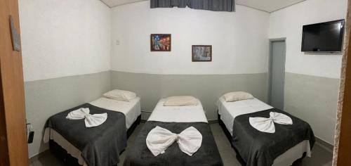 Habitación con 2 camas con arcos. en Hotel GranDourados, en Dourados