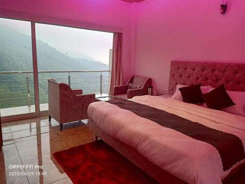 1 dormitorio con cama y ventana grande en Hotel candlewood Shimla en Shimla