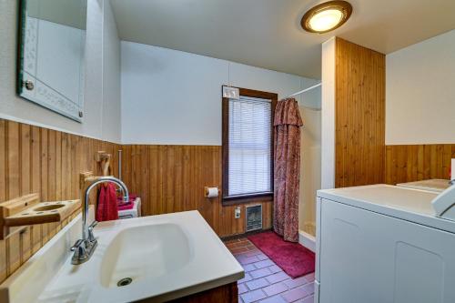 uma cozinha com um lavatório e uma janela em Lanesville Home with Pool Table, Bar and Deck! em Lanesville
