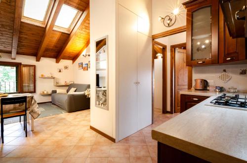 kuchnia na otwartym planie i salon w domu w obiekcie Casa Quarto di Luna w mieście Quarto Inferiore