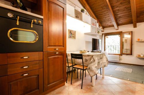 kuchnia ze stołem i jadalnią w obiekcie Casa Quarto di Luna w mieście Quarto Inferiore