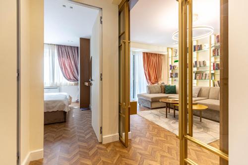Pokój z łóżkiem i salonem w obiekcie Tirana Center Fame House w Tiranie