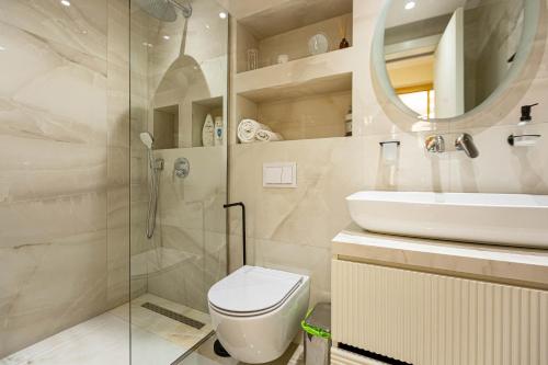W łazience znajduje się toaleta, umywalka i lustro. w obiekcie Tirana Center Fame House w Tiranie