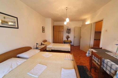 a room with two beds and a room with two beds at Apartments in Porec/Istrien 40404 in Poreč