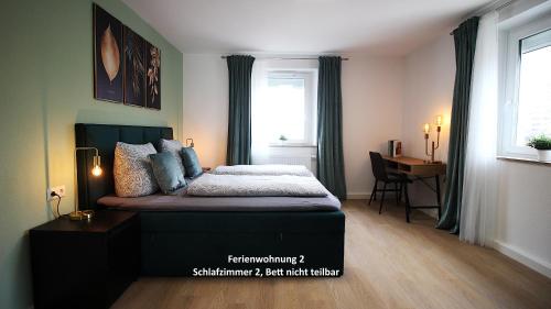 um quarto com uma cama, uma secretária e uma janela em 3 Zimmerwohnung in Würzburg nähe Uniklinik, free parking em Wurtzburgo