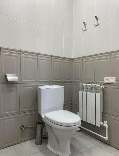 Lidiani Guest House في غيومري: حمام مع مرحاض أبيض في الغرفة