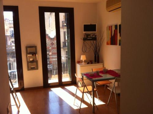 uma sala de estar com uma mesa e um quarto com uma janela em Studio by Sants Market em Barcelona