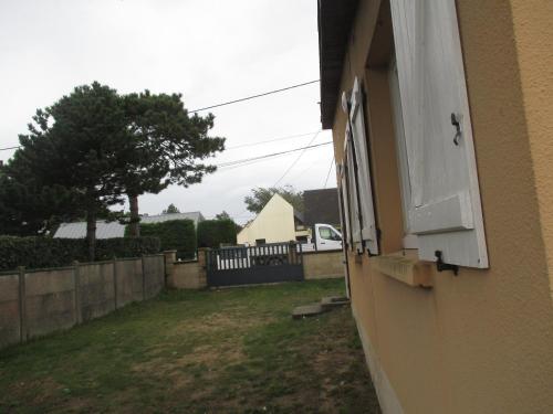 une fenêtre ouverte d'une maison avec une cour dans l'établissement MAISON A LA MER, à Saint-Germain-sur-Ay