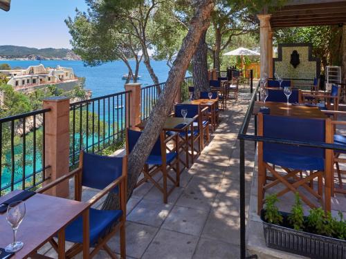a restaurant with a view of the water at Hotel Petit Cala Fornells in Paguera