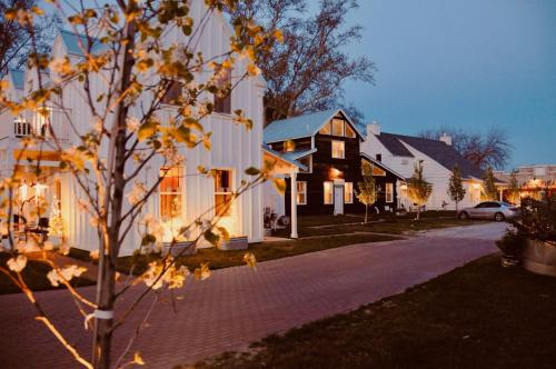 a town street with houses and a tree at Inn Santa Clara in Santa Clara