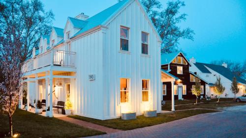 a white house with a blue roof at Inn Santa Clara in Santa Clara
