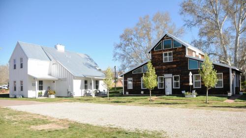 a house with a black and white house at Inn Santa Clara in Santa Clara