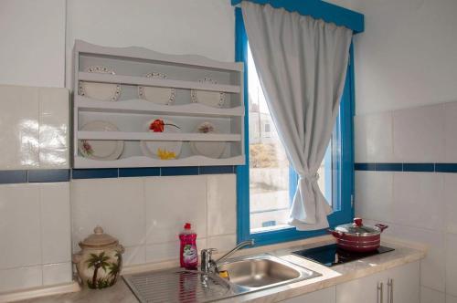 una cucina con lavandino e finestra di GIAVASI SEASIDE FINIKI a Foiníkion